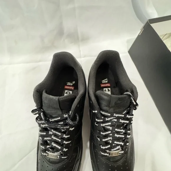 Nike Air Force One Supreme
Size 11 used
Original box - Picture 5 of 7